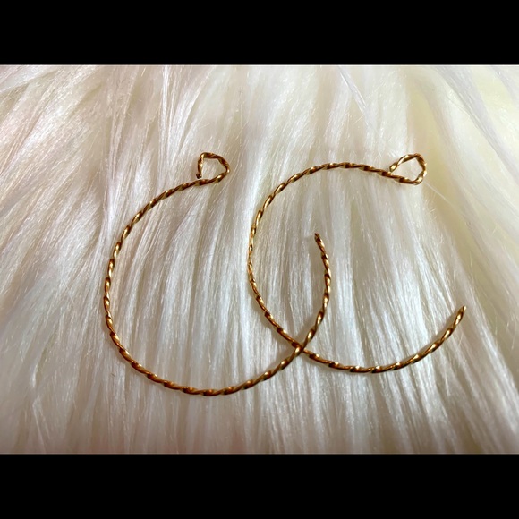 Backward loop gold hoop twist earrings - Picture 3 of 4
